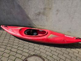 Rotes Kajak von Eskimo - Ideal für den Sommer!