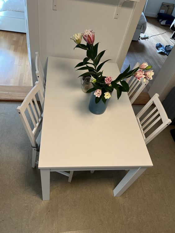 Ausziehbarer weisser Ikea Esstisch inkl. 4 Stühle Kaufen auf Ricardo