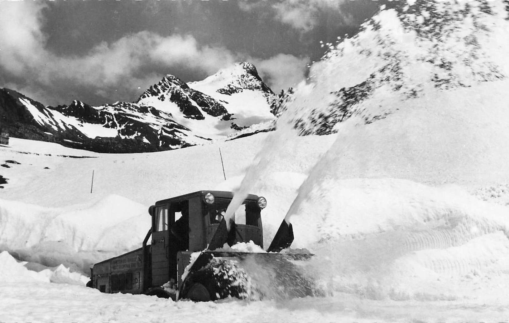 Cartoline postali: Die sustenstrasse Passhöhe mit stücklistock Schneepflug – Usato da Biasca venduto da Blenio71