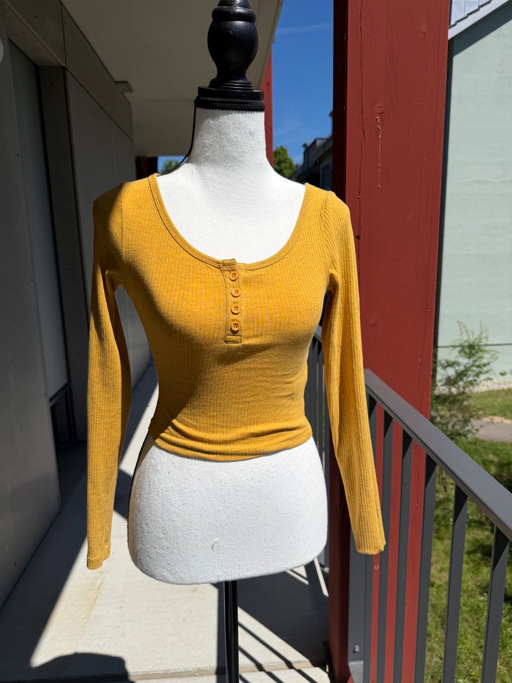 H&M T-shirt: H&M Divided Basic Shirt, Senfgelb, Gr. XS – Usato da Riehen venduto da edu_92w7 1