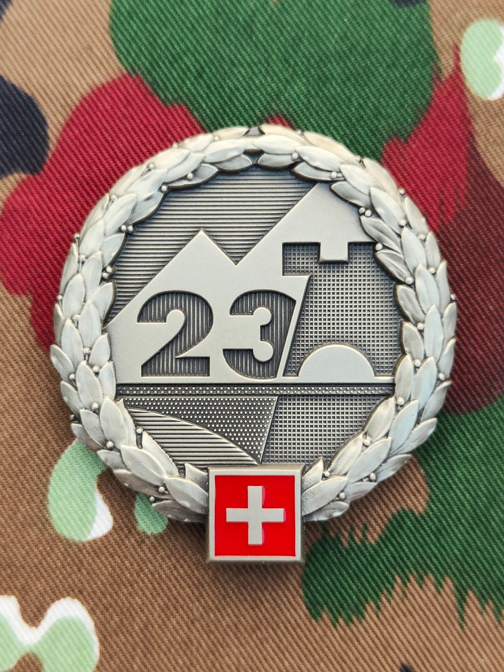 Schweizer Armee Plaketten & Abzeichen: Béretemblem Festungsbrigade 23, Variante 2 – Gebraucht aus Bauma von SwissMilitaria