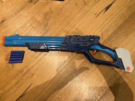 Nerf Spielzeugblaster blau mit fünf Schaumstoffpfeilen