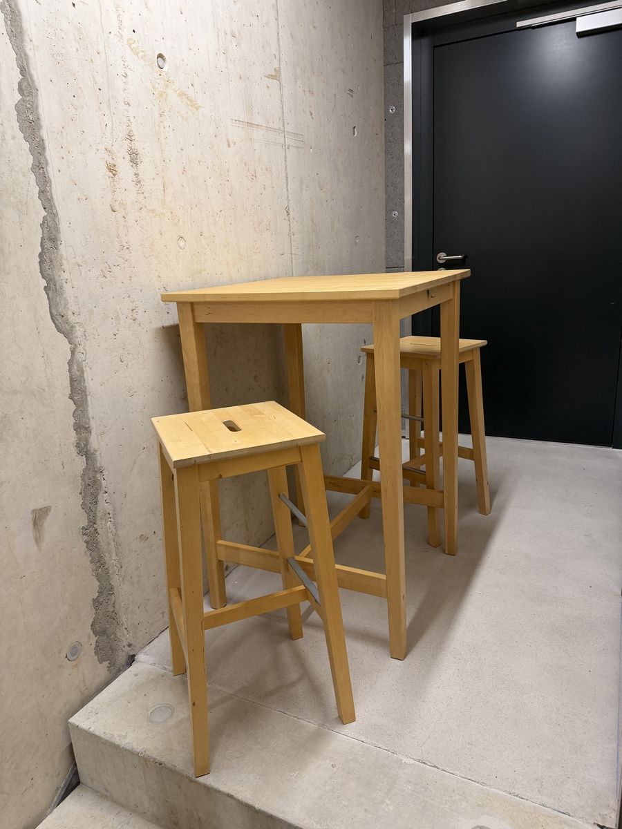 Ikea Set di tavolo e panche: IKEA Bartisch mit zwei Hockern – Usato da Wettingen venduto da ram_kj8f 4