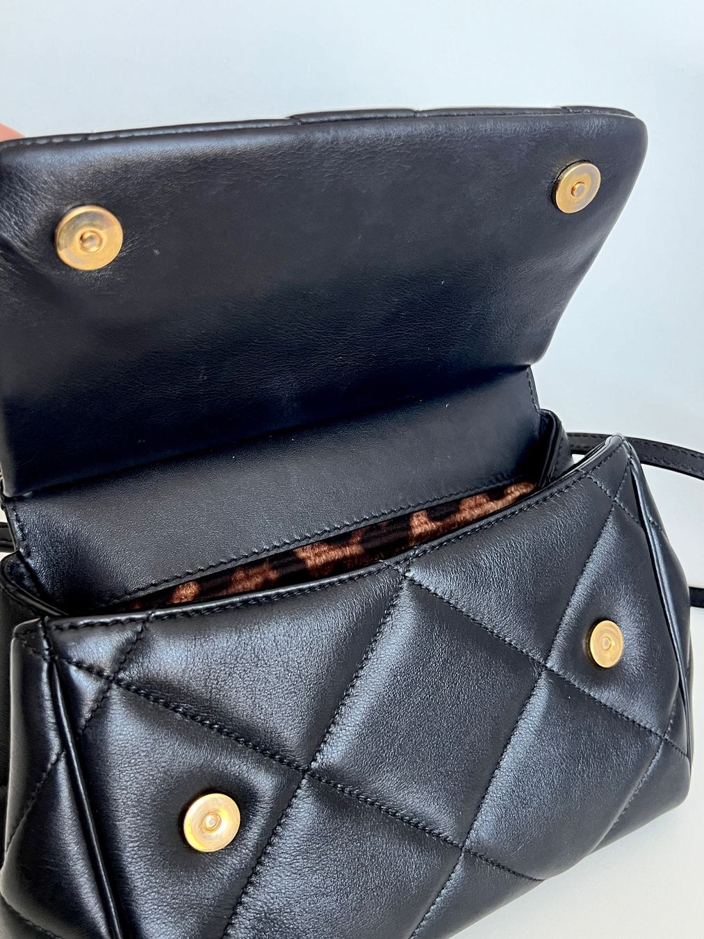 Dolce & Gabbana Borse da donna: Dolce & Gabbana Sicily Handtasche, schwarz – Usato da Bergdietikon venduto da pinkerton13 6