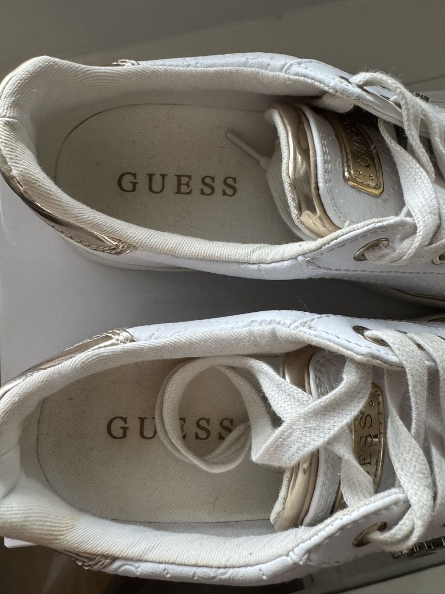 Guess Damenschuhe: Guess Sneaker weiss goldfarben  – Gebraucht aus Glattbrugg von lsc_kgb9 2