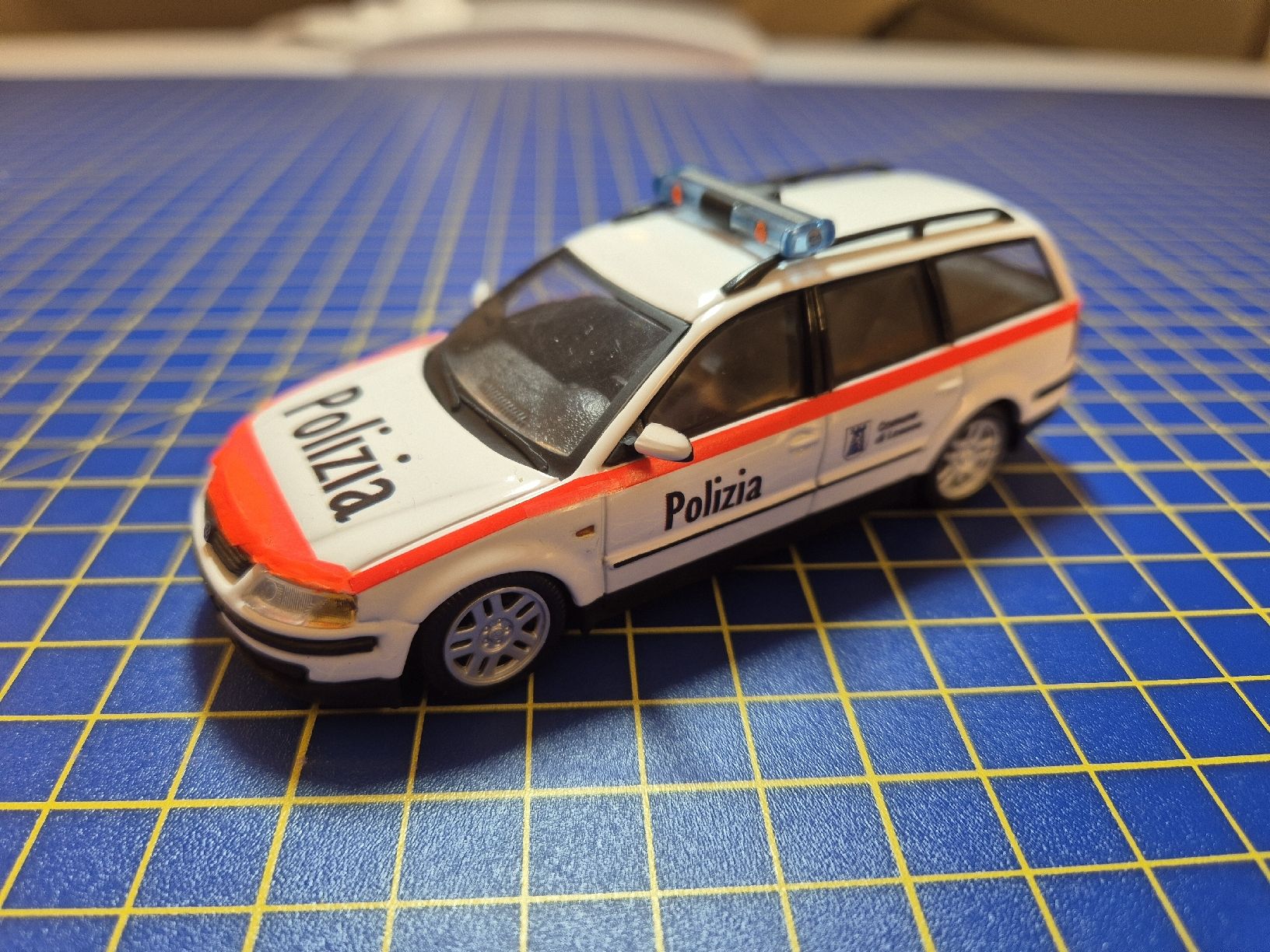 Volkswagen Modellini d'auto: VW Passat Gemeindepolizei Losone 1:43 – Usato da Lachen SZ venduto da bow_wdl9