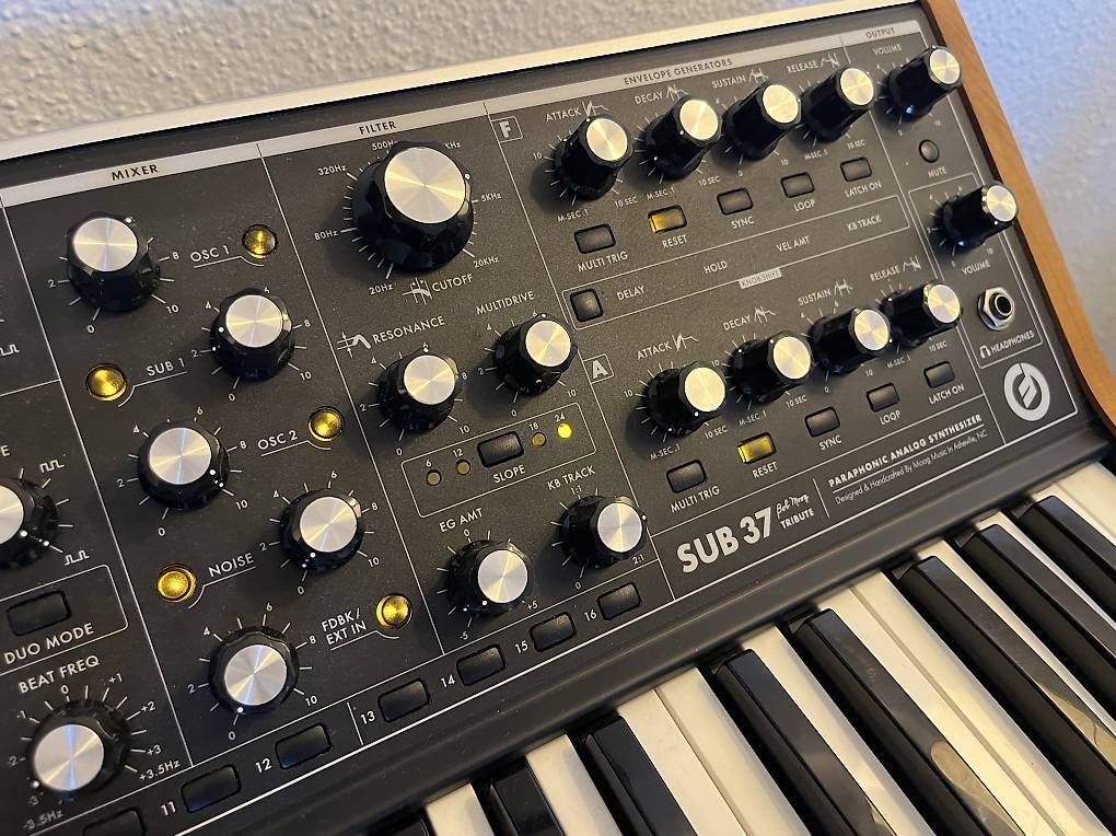 Strumenti musicali: Moog Sub 37 Tribute Edition Synthesizer – Usato da Zürich venduto da Rosarilli 2