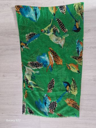 Schal grün mit Vogelmuster