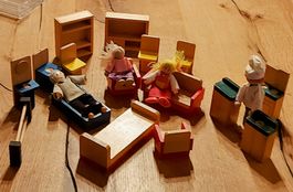 Holzpuppenstuben Möbel Set mit Figuren 👨‍👩‍👧‍👦