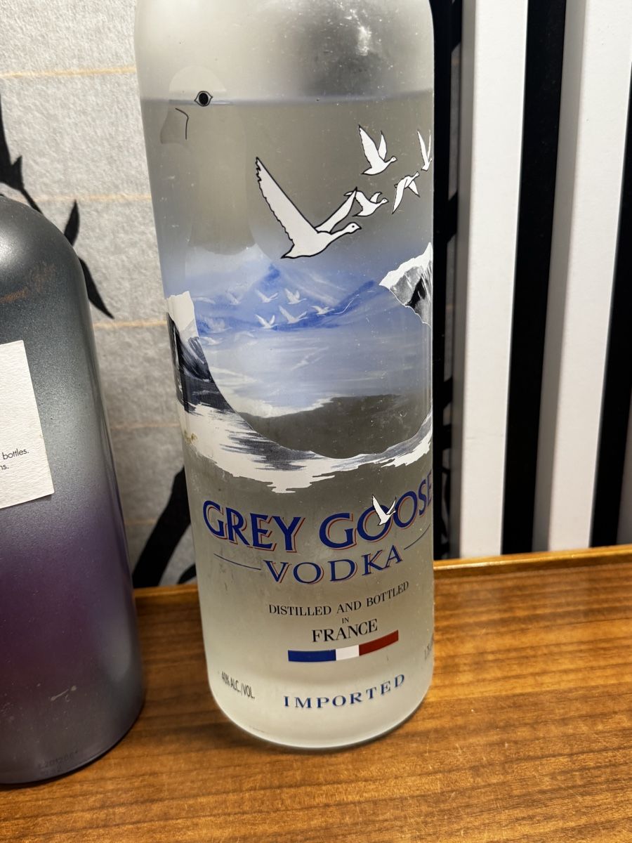 Bevande alcoliche: Absolut Vodka, Grey Goose Vodka, 2 Flaschen – Usato da Schlieren venduto da Eldi84 1