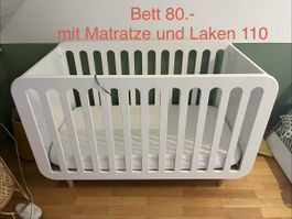 Lit pour bébé blanc + matelas (bon état, été/hiver)