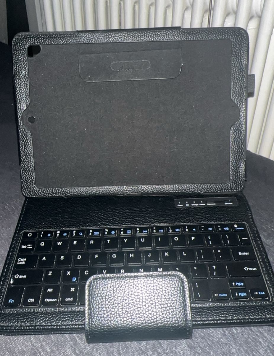 Tastaturen: iPad bluetooth-Tastatur mit Hülle – Neu (gemäss Beschreibung) aus Oftringen von tola19