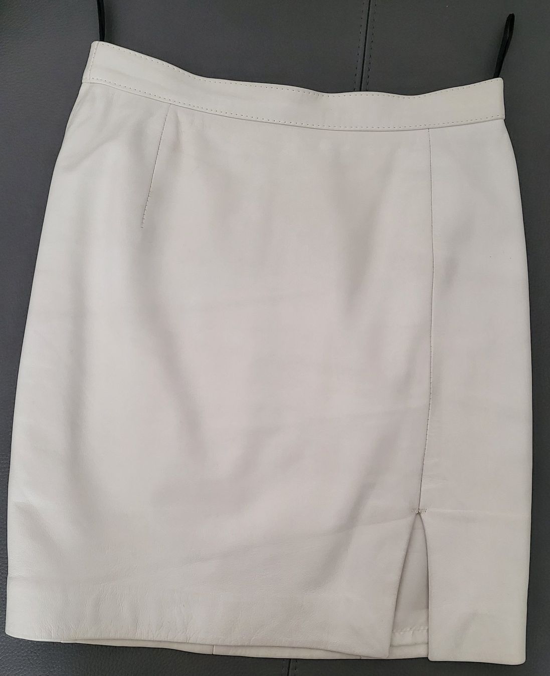 Completi & Tailleur: Veste et jupe en cuir. – Usato da Neuchâtel venduto da wikit 4