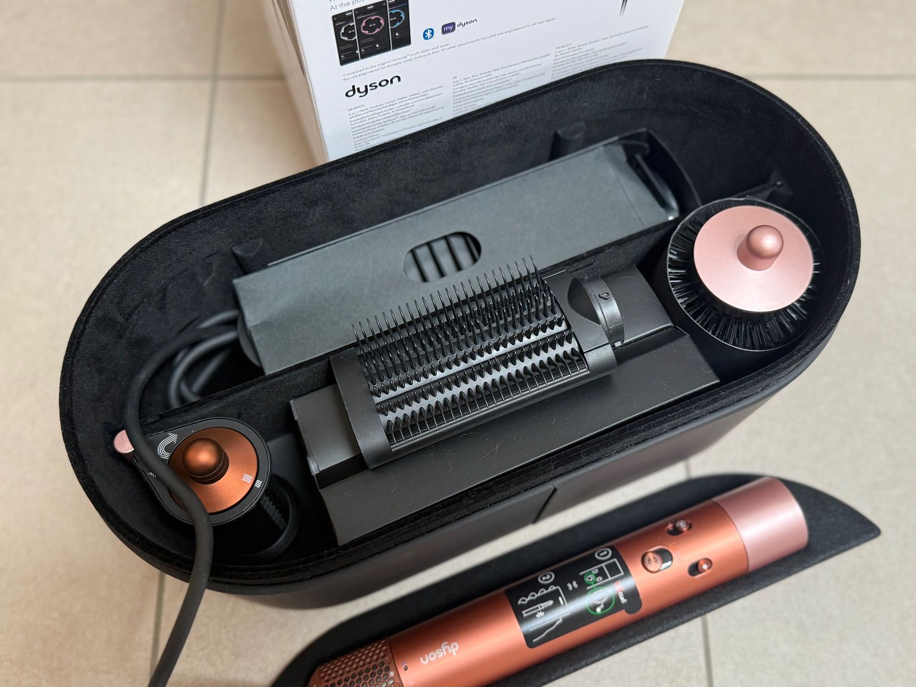 Dyson Piastre & Arricciacapelli: Dyson Airwrap i.d. Straight+Wavy Amber Silk – Nuovo (secondo la descrizione) da Rotkreuz venduto da gismo_83 2