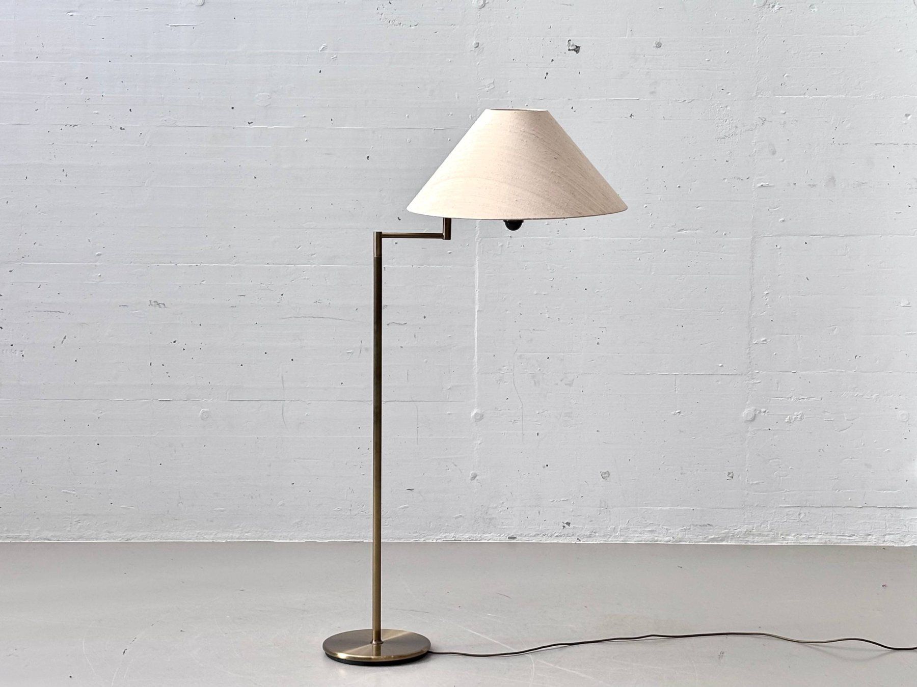 Lampade: Elegante Stehlampe aus Messing mit Textilschirm, 1990er – Usato da Zürich venduto da LeMoege 6