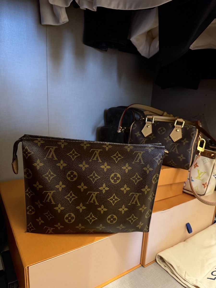 Louis Vuitton Sacs: Louis Vuitton Toiletry Pouch 26 cm – D'occasion à Widnau par Pukpan_99