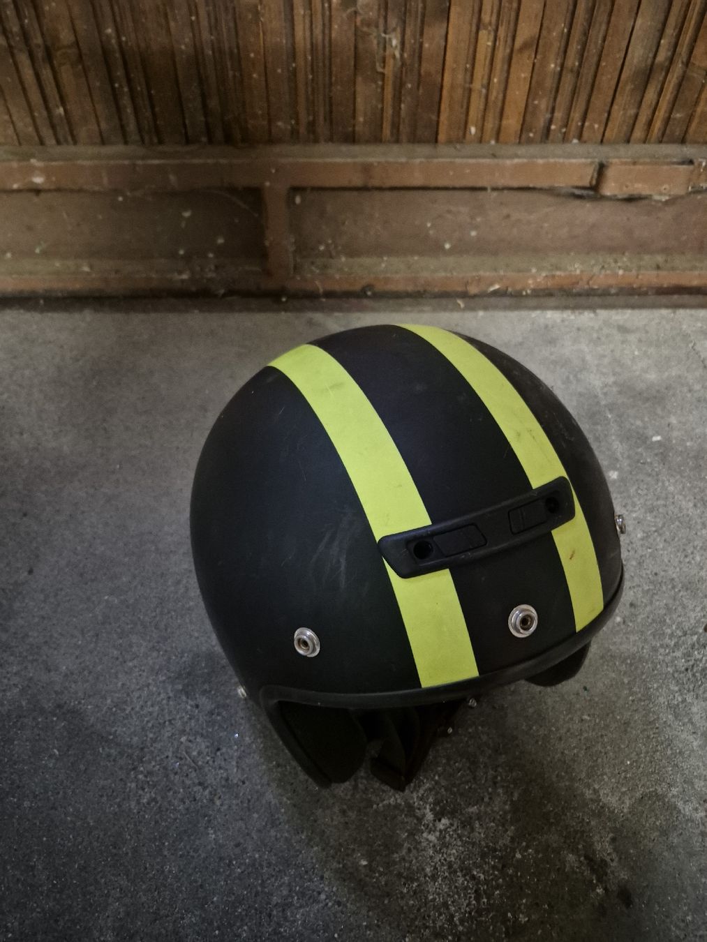 IXS Casques & visières: Motorradhelm schwarz-gelb gestreift – D'occasion à Holzhäusern ZG par ele_sfz9