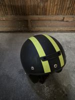 Motorradhelm schwarz-gelb gestreift