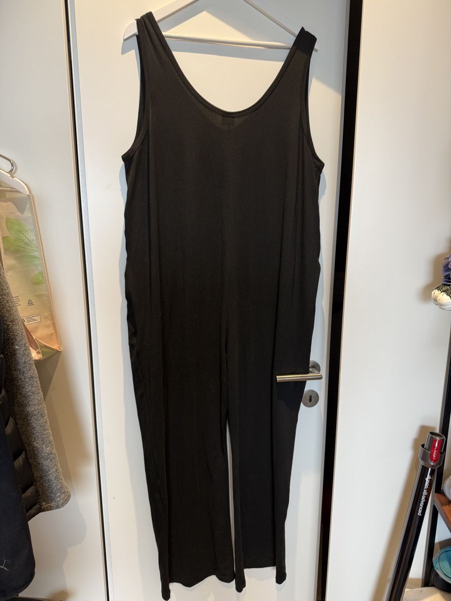Tute: Schwarzer Jumpsuit, Grösse L – Nuovo (secondo la descrizione) da Adligenswil venduto da Esthee 1