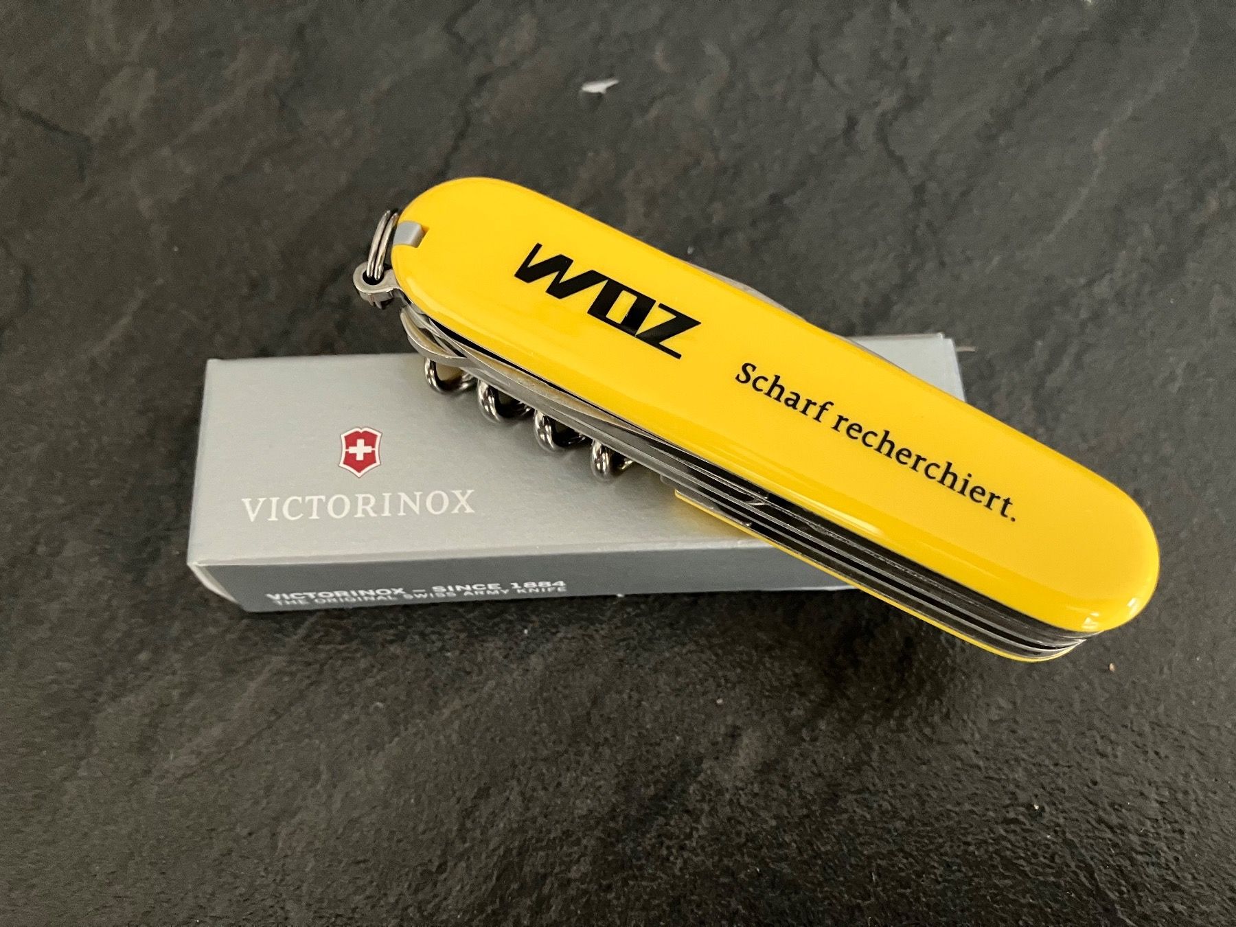Victorinox Coltelli tascabile: VICTORINOX Huntsman / Sackmesser von '' WOZ'' – Nuovo e nell'imballaggio originale da Wegenstetten venduto da mcfly321