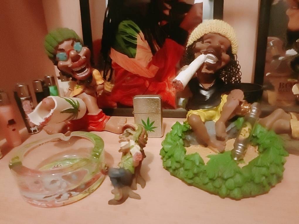 Dischi in vinile: Bob Marley  Tableaux + Figurines + cendriers.. – Usato da La Roche FR venduto da zan_29yx 2