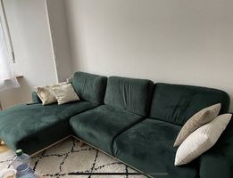 Grünes Sofa in Samtoptik