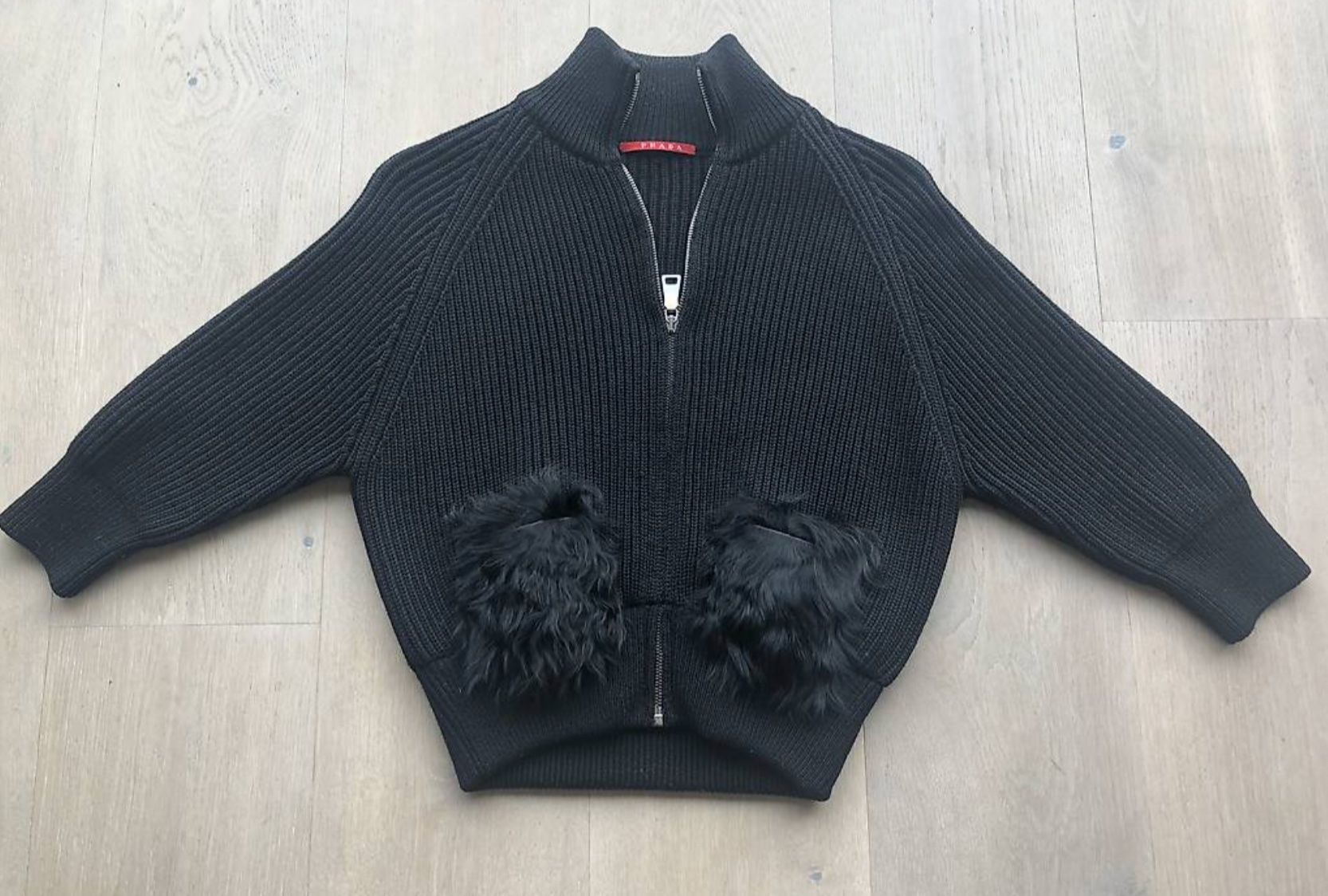 Prada Giacche: Neuwertige PRADA-Strickjacke – Usato da Kilchberg ZH venduto da Anie.