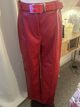 Rote Kunstlederhose, Grösse L neuwertig