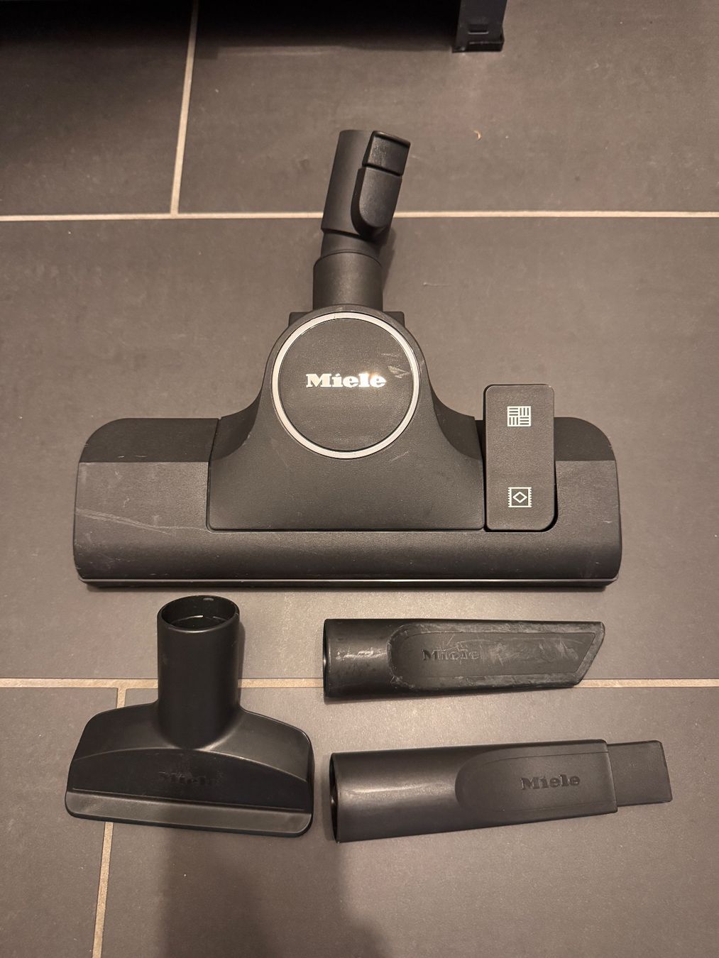 Miele Aspirapolveri & Accessori: BODENSTAUBSAUGER OHNE BEUTEL MIELE – Usato da Brüttisellen venduto da xe_m 3