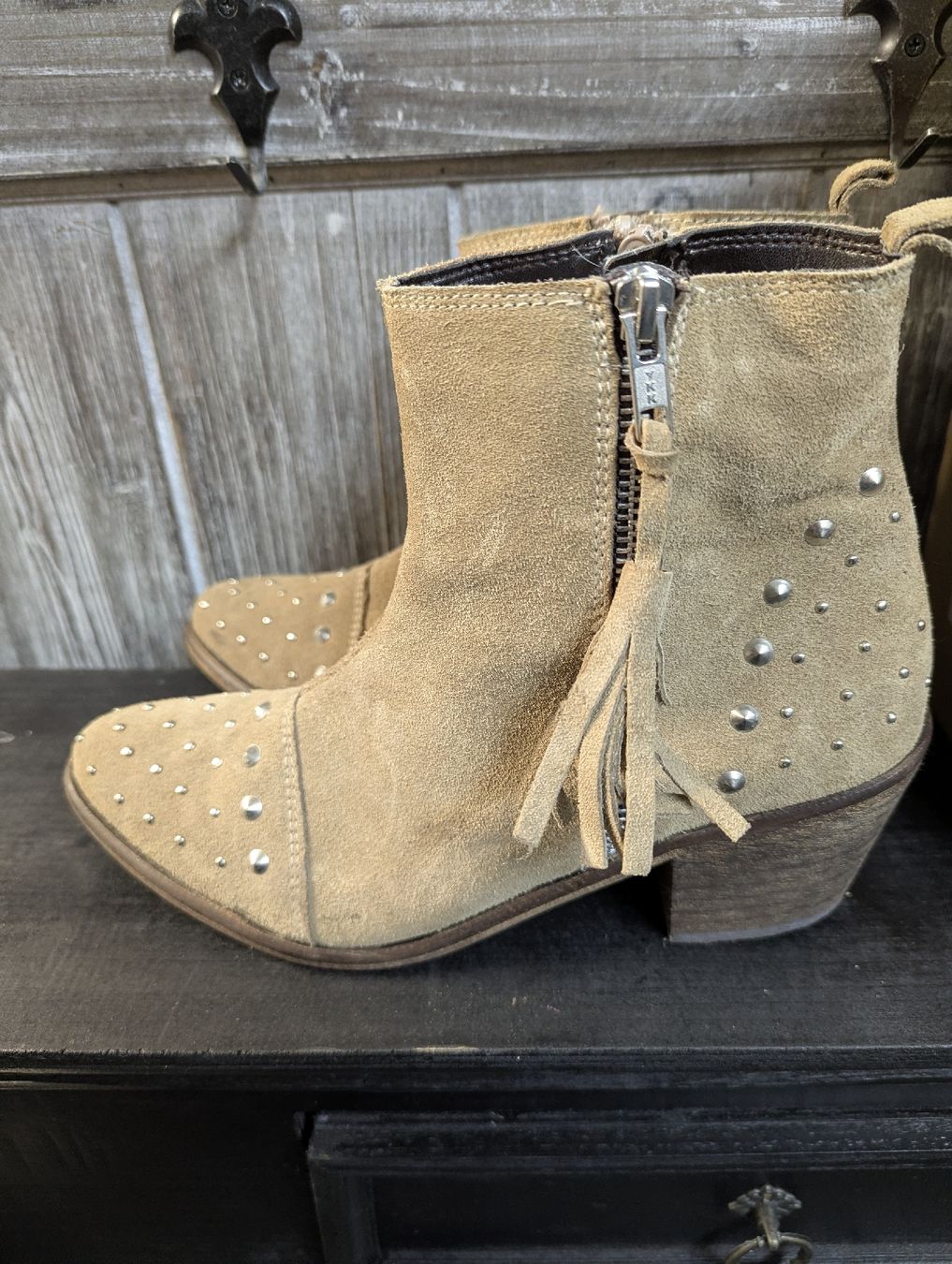 Damenschuhe: Stiefelette braun Wildleder 38 – Gebraucht aus Bettlach von Costmiri