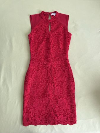 Robe courte (mais pas trop) rouge à dentelle 