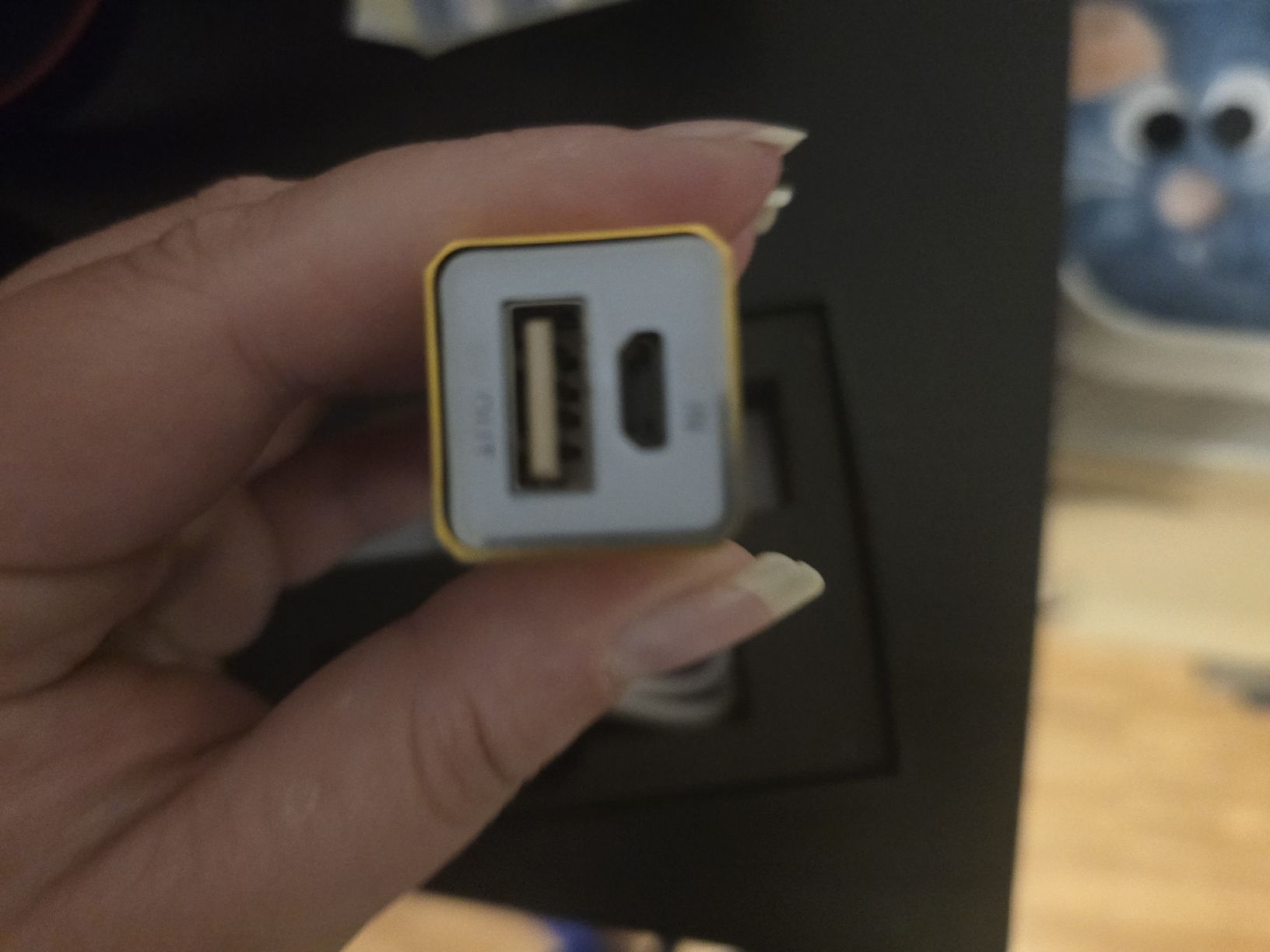 Ladegeräte: Powerbank gelb, neu mit Kabel – Neu (gemäss Beschreibung) aus Bülach von Cat_2.5 2