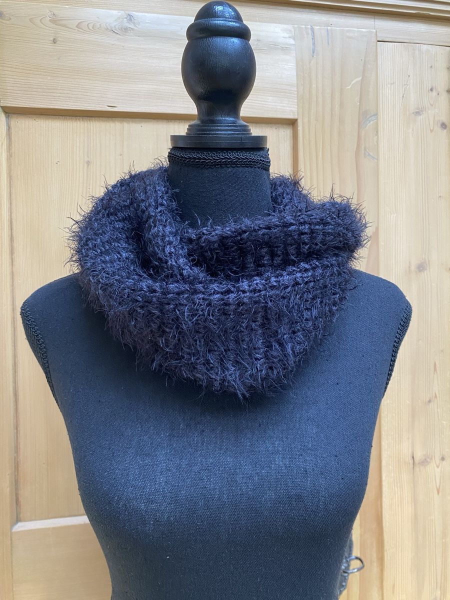 Foulard & Sciarpe: Loop Schal schwarz flauschig gestrickt Neuwertig  – Nuovo (secondo la descrizione) da Buochs venduto da H16 1