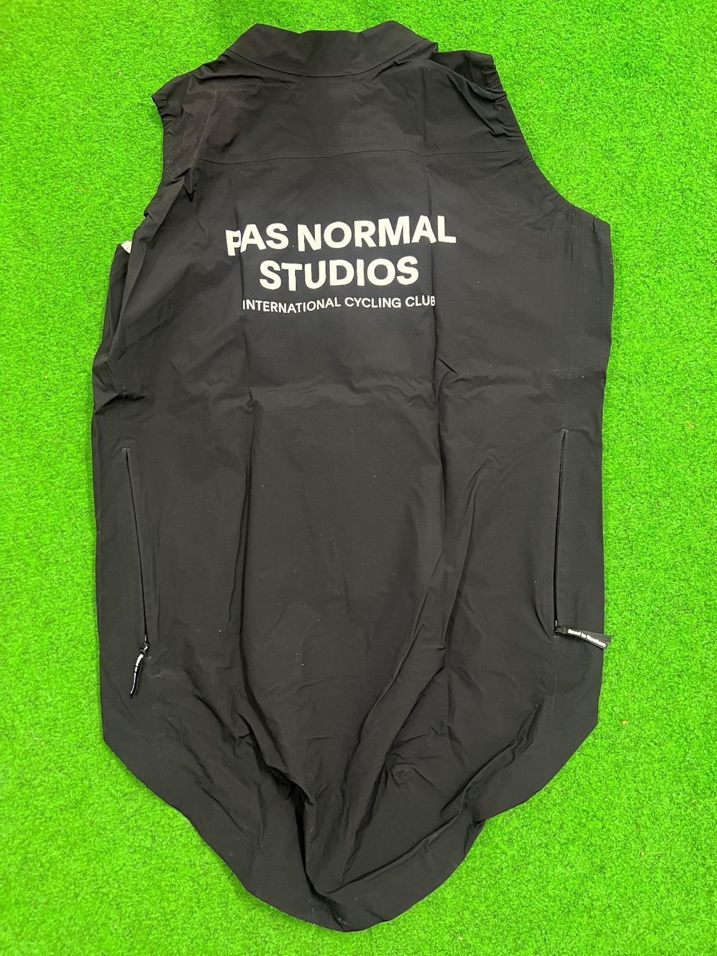 Gilets & Westen: Pas Normal Studios Men’s Essential Shield Gilet Size L – Neu (gemäss Beschreibung) aus Neuchâtel von jon_588l 1