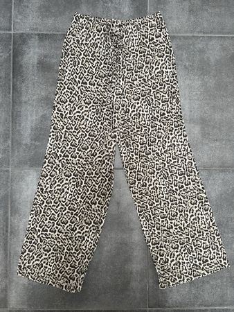 Stradivarius Hose mit Leo Print Grösse S