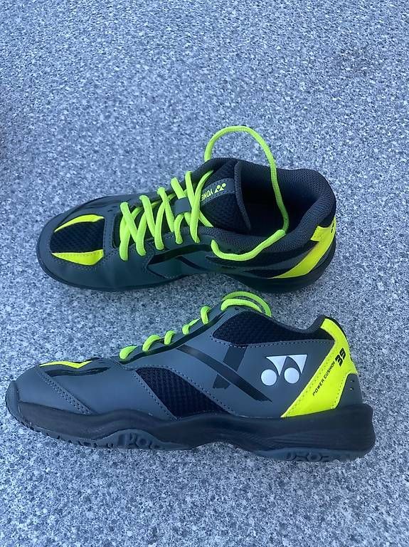 Yonex Scarpe da uomo: Hallenschuh Yonex Badmintonschuh Gr. 37 – Usato da St. Pelagiberg venduto da Yellow73