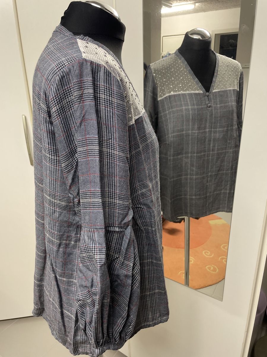 Blusen: Modische Bluse mit Karomuster & Strass-Details – Gebraucht aus Urdorf von Anassor 1