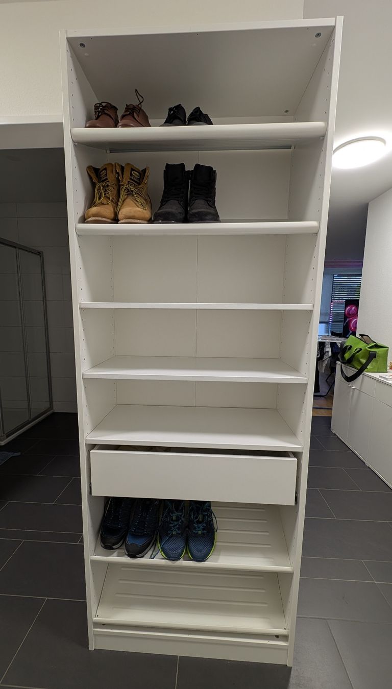 Gut erhaltener IKEA Pax Schrank, weiss, ideal für Schuhe (Gebraucht) in Biel/Bienne für CHF 5 – nur Abholung auf Ricardo kaufen