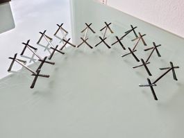 Ensemble de dix porte-couteaux en métal argenté 