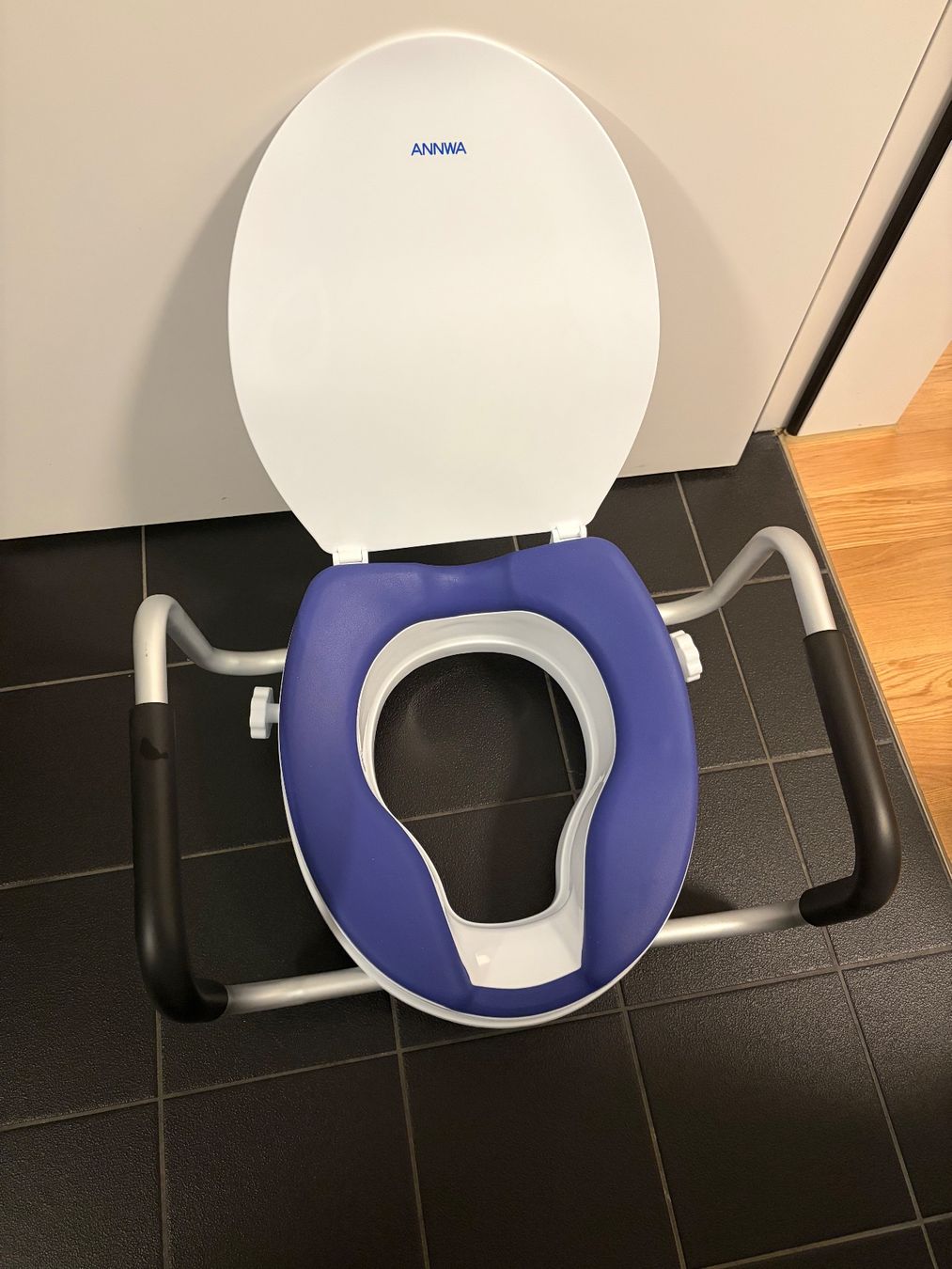 WC: Toilettensitzerhöhung mit Griffen – D'occasion à Lenzburg par Saskiasaurus