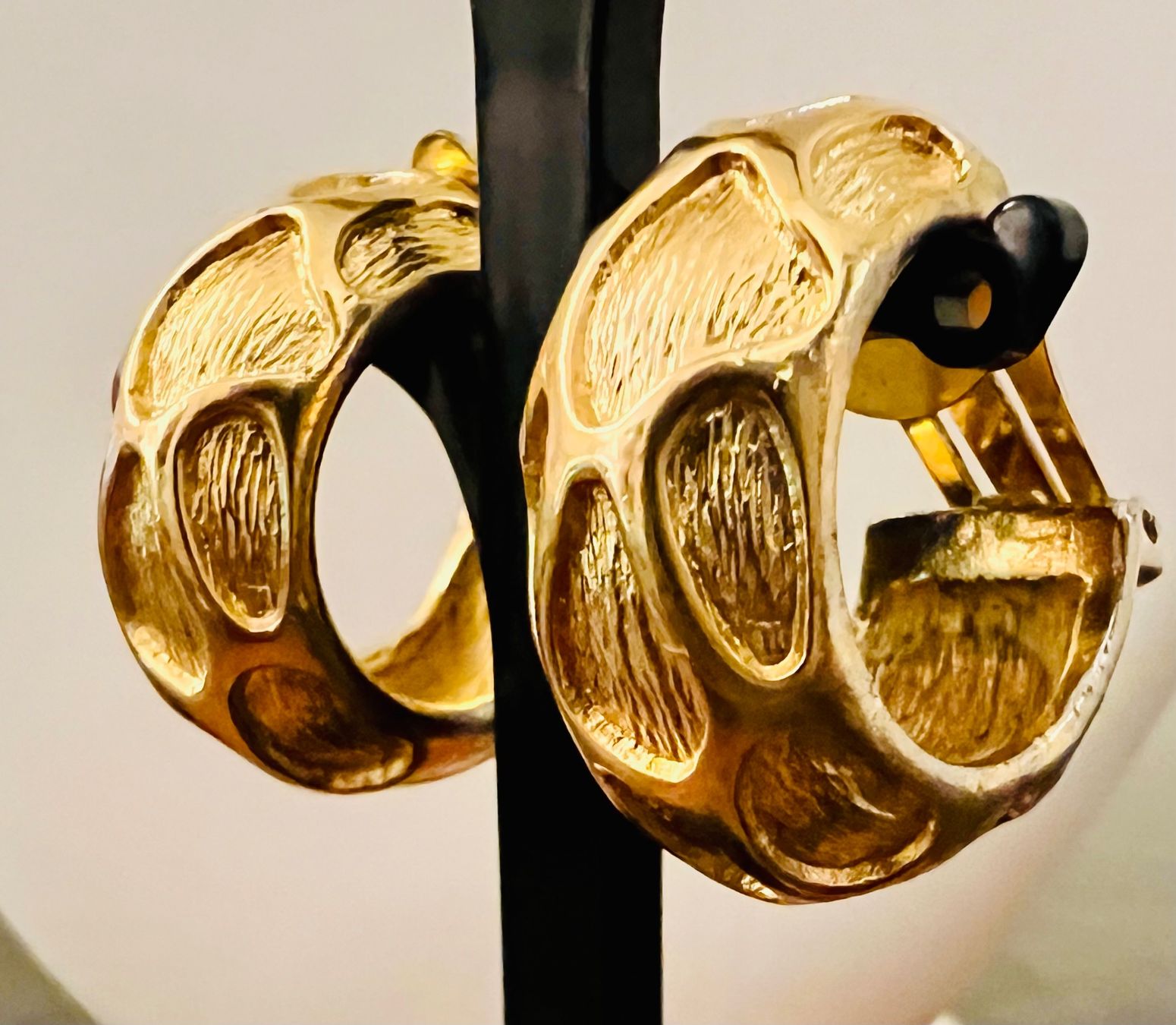Dior Ohrringe & -stecker: Dior boucles d’oreilles stylée motif léopard – Gebraucht aus Nyon von stylevintage79