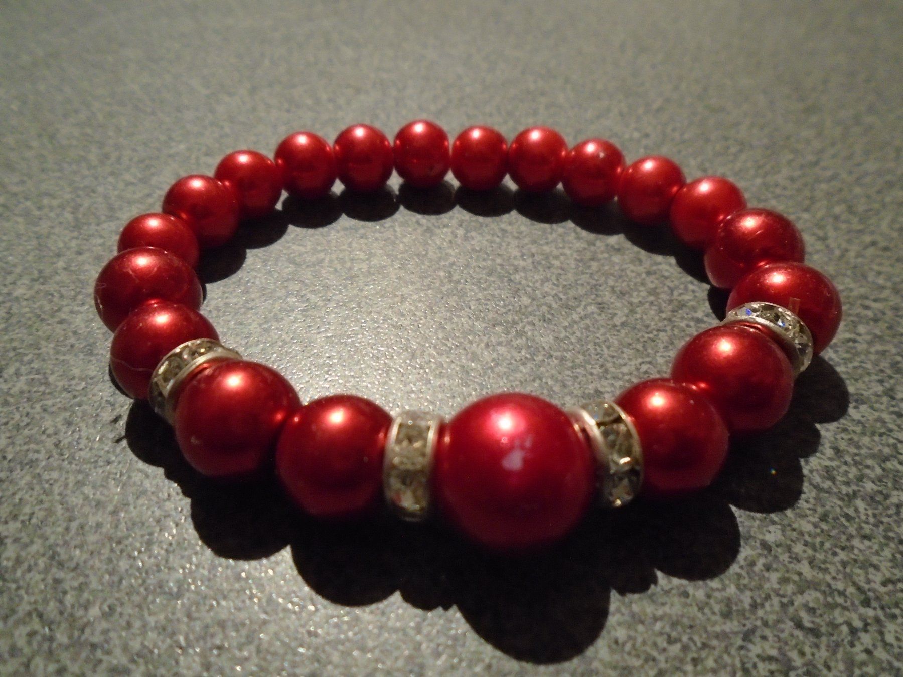 Bracelets: Armband rot/silberfarbige Perlen – D'occasion à Zürich par abraxas1291