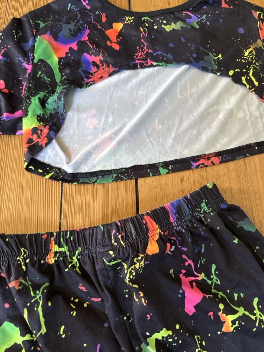 Trainer, Turnhosen & -trikots: Sportoutfit ca 146 – Gebraucht aus Solothurn von var002 1