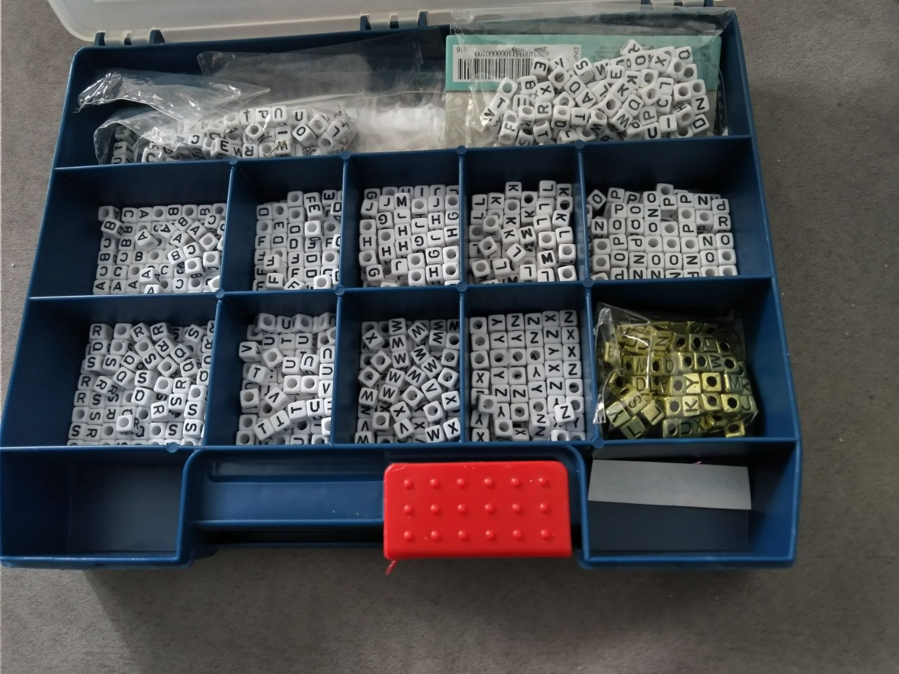 Perle (finte): Bastelperlen Buchstaben-Mix, komplettes Set mit Sortierbox – Nuovo (secondo la descrizione) da Kriens venduto da Miracle49