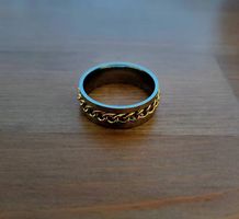 Ring mit goldener Kette