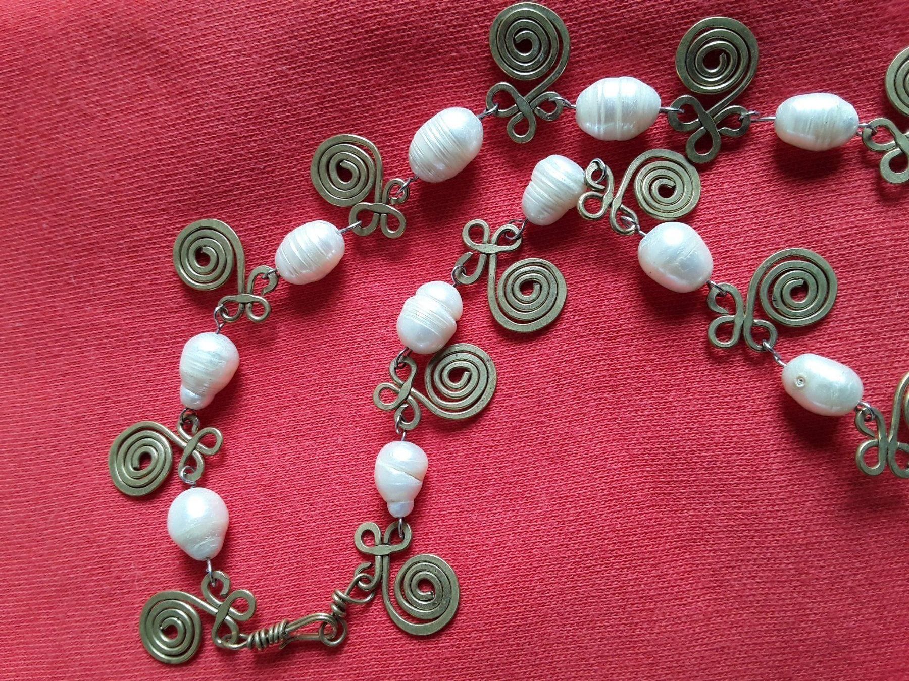 Catenine: Schickes Perlen/Messing Collier Handarbeit – Usato da Zürich venduto da sanwit