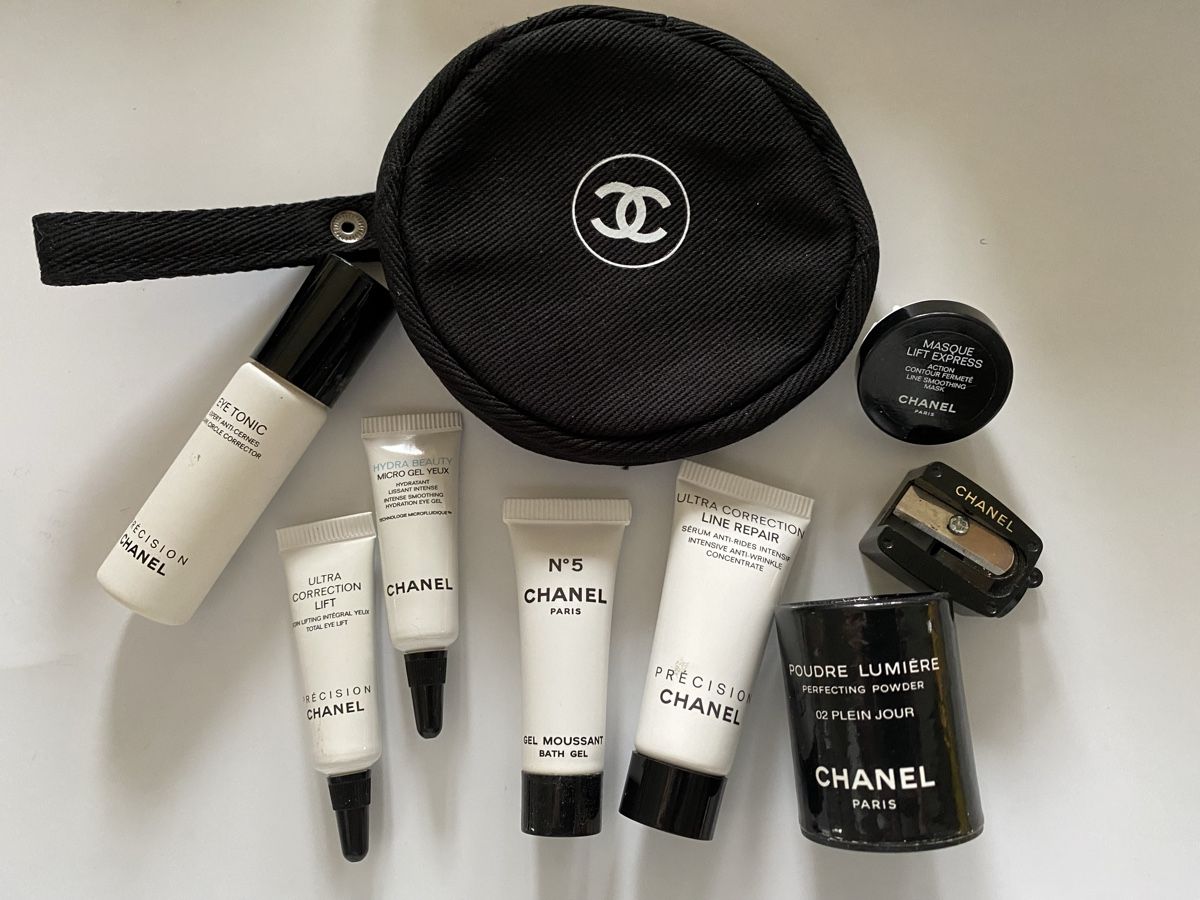 Chanel Make-up: Set miniatures et trousse Chanel – Nuovo (secondo la descrizione) da Bouveret venduto da wes_7zll