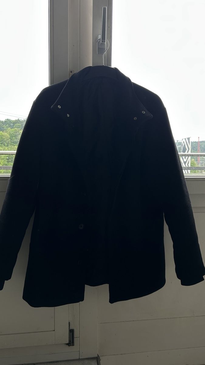 Cappotti: Schwarzer Wintermantel 🧥 – Usato da Luzern venduto da sav_zy2q