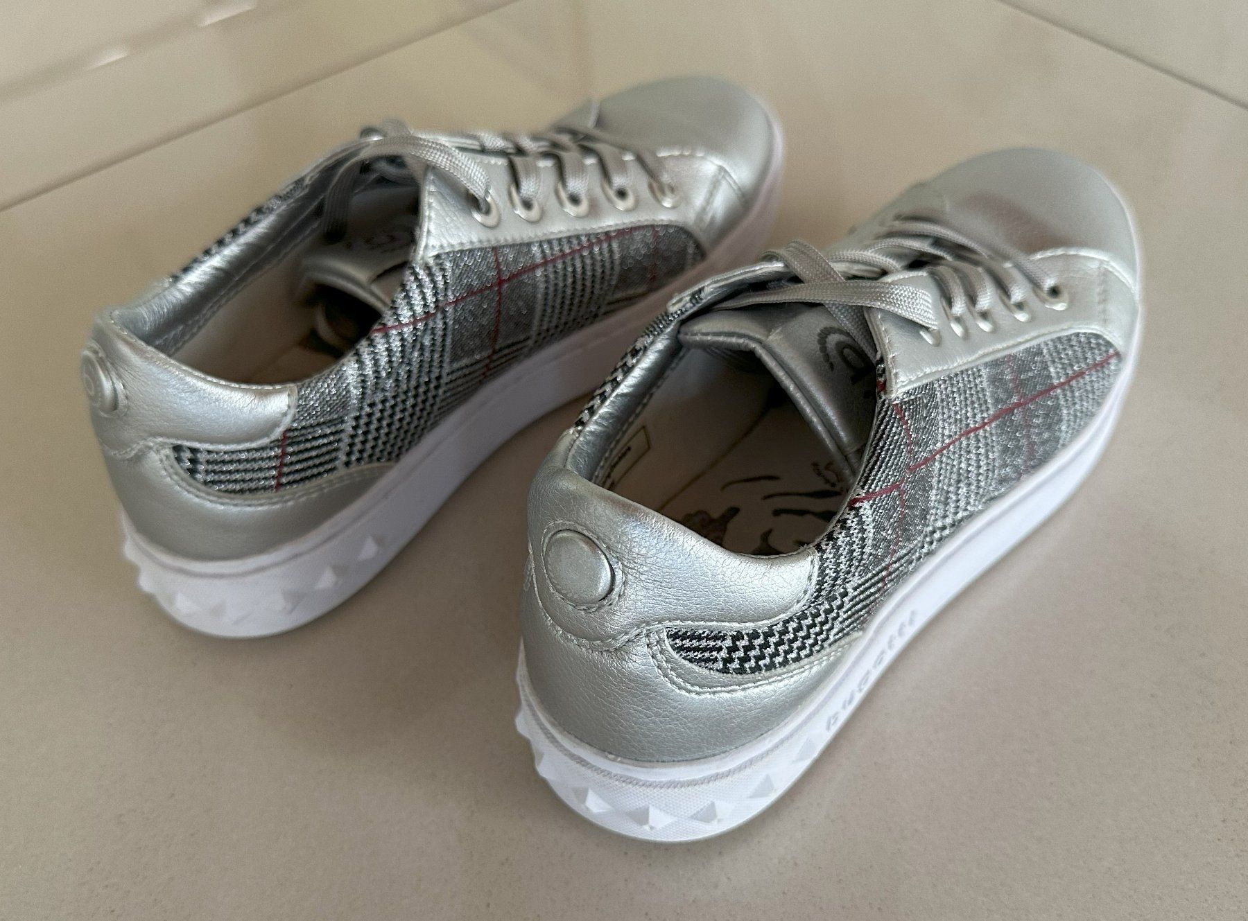 Bugatti Scarpe da donna: Neuwertige Damen Freizeit-Sneakers Bugatti Gr. 37, silber – Usato da Dielsdorf venduto da MTBiker100 4