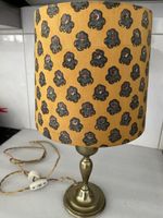 Gemütliche Vintage Tischlampe mit Goldfuss und Muster-Schirm